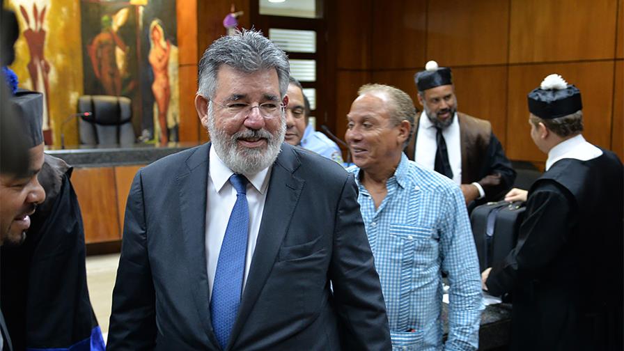 Díaz Rúa no regresará hoy de España; sigue en tratamiento