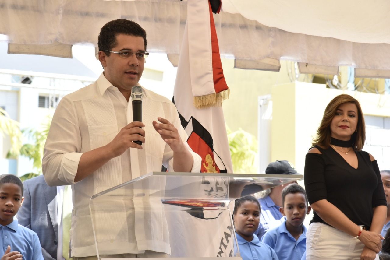 David Collado bajó en las encuestas frente a Hipólito Mejía