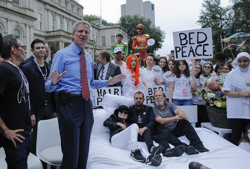 Yoko Ono recrea “cama de la paz” con Ringo Starr y Jeff Bridges en Nueva York