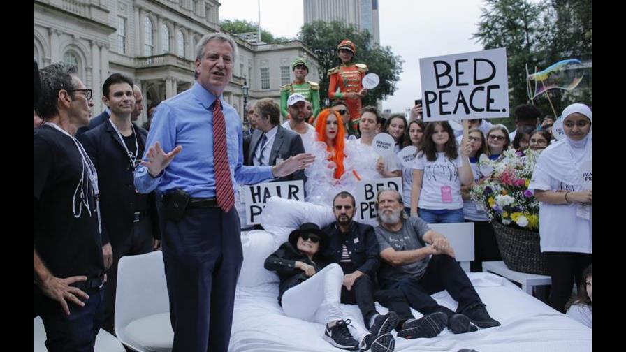 Yoko Ono recrea “cama de la paz” con Ringo Starr y Jeff Bridges en Nueva York