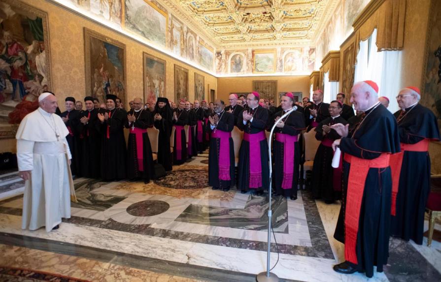 Papa recibe a cúpula de Iglesia de EEUU, inquieta por ola de denuncias de abusos sexuales