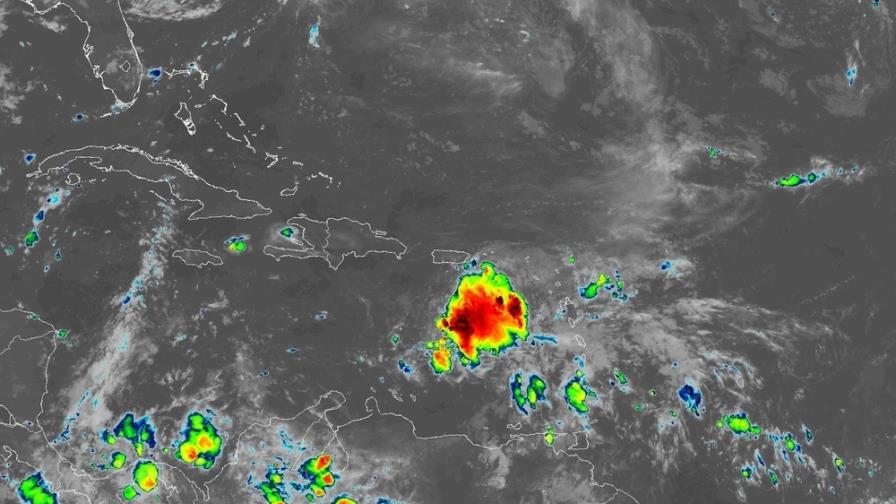 Isaac se degrada a una depresión tropical