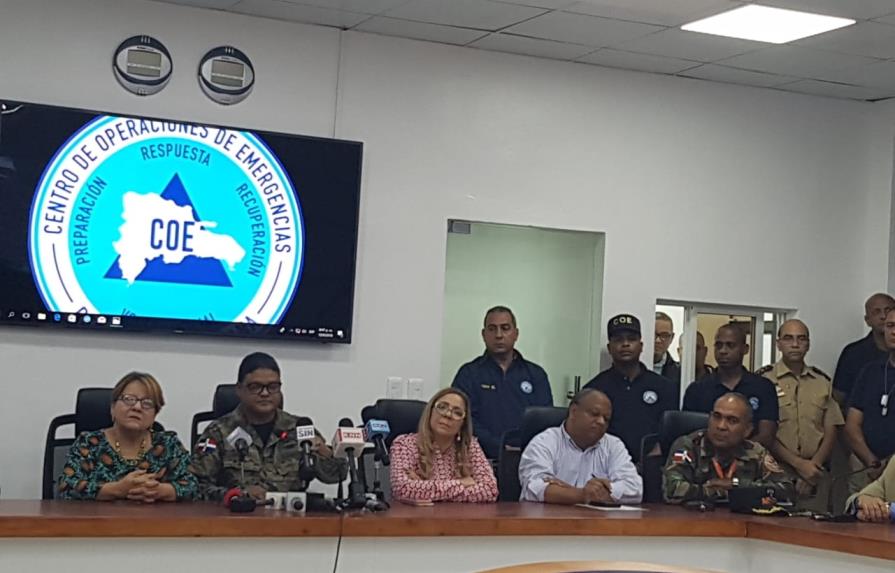 En alerta 14 provincias por Isaac; autoridades activan Comité Municipal de Emergencias 