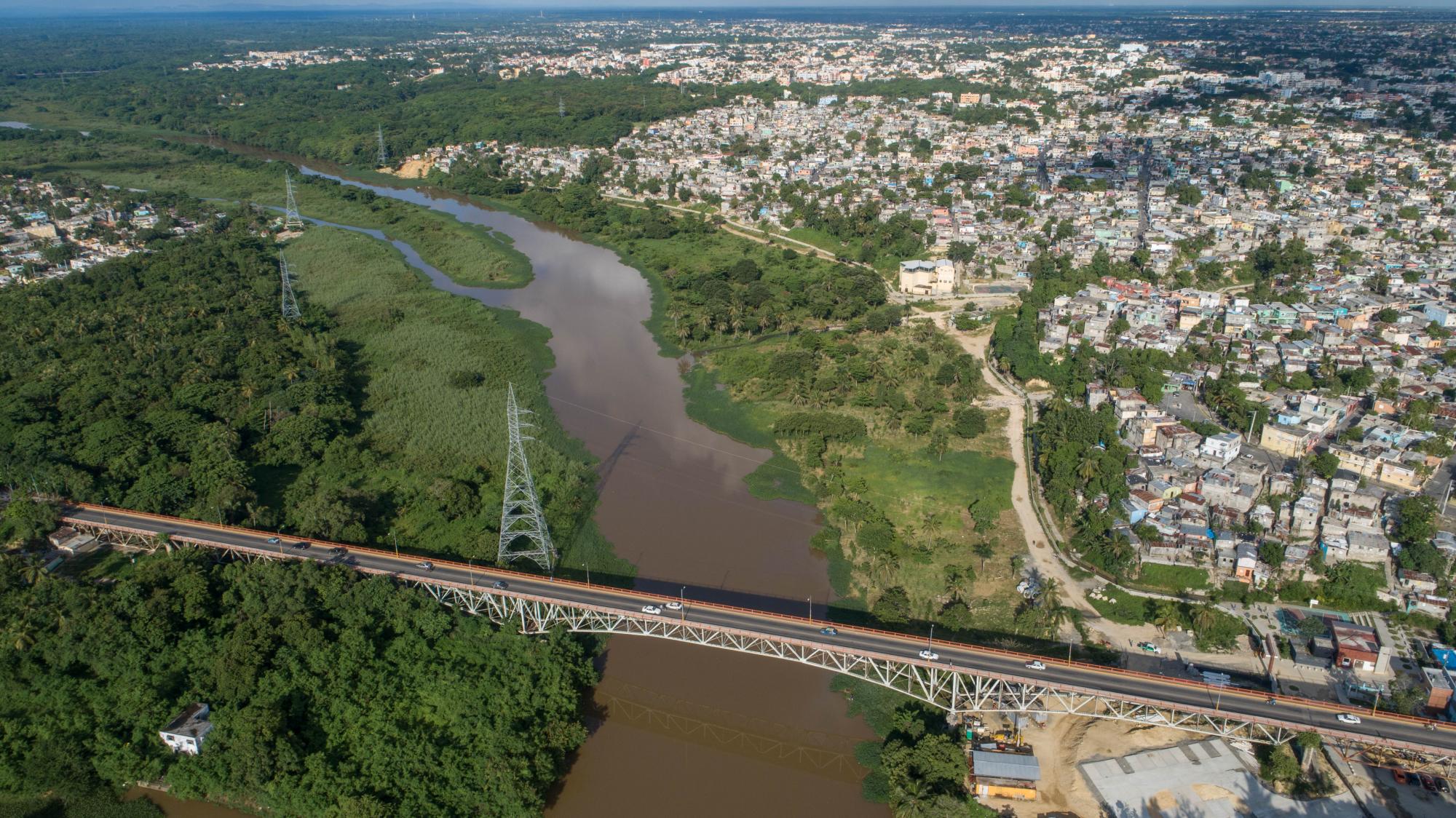 Vista aérea desde el puente Francisco del Rosario Sánchez que separa el Distrito Nacional del municipio Santo Domingo Este.