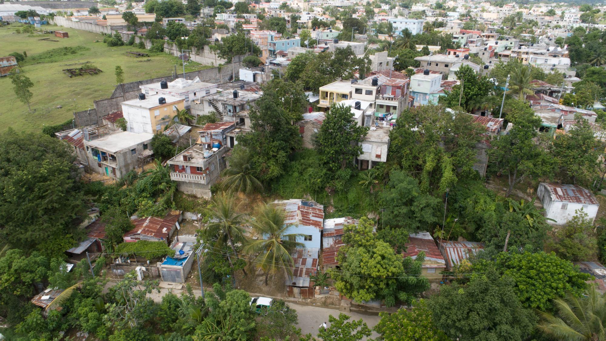 Imagen del sector Brisas del Este, donde los techos de zinc son una preocupación para los organismos de socorro.