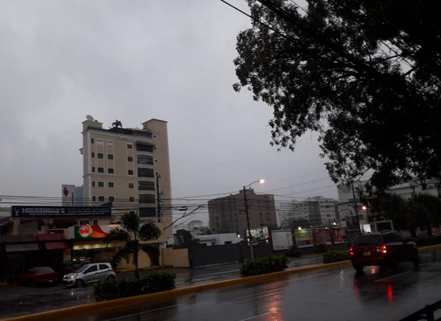 Aguaceros y tronadas afectan el Gran Santo Domingo por remanentes de Isaac