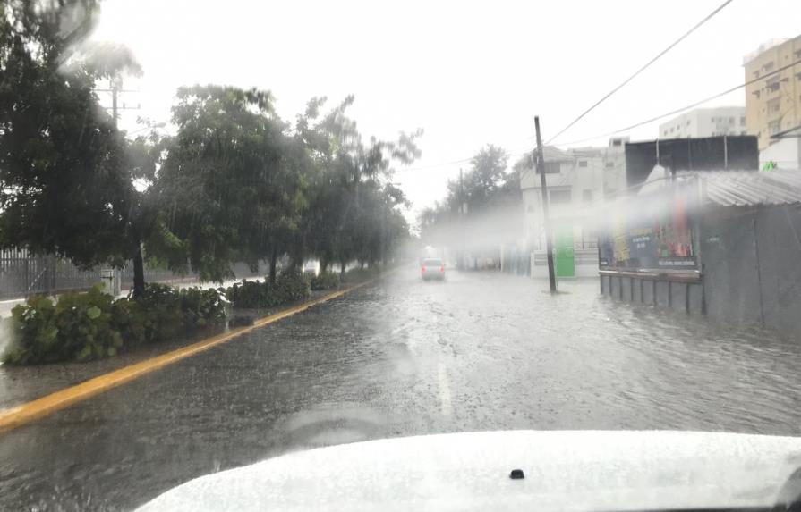 Suben provincias en alerta por lluvias que continuarán y han aislado 10 comunidades 