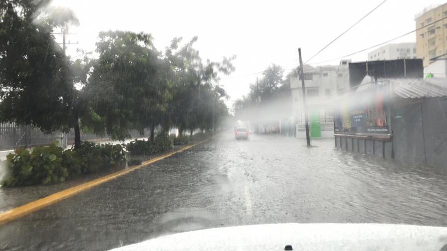 Suben provincias en alerta por lluvias que continuarán y han aislado 10 comunidades Suben provincias en alerta por lluvias que continuarán y han aislado 10 comunidades