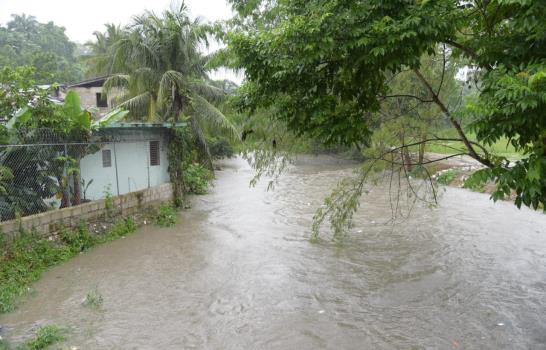 Cañada en La Puya de Arroyo Hondo inunda 11 viviendas 