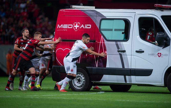 VIDEO: Futbolistas empujan una ambulancia averiada en la cancha