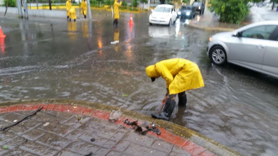 Obras Públicas retira basura de las alcantarillas para desaguar calles del Distrito Nacional 
