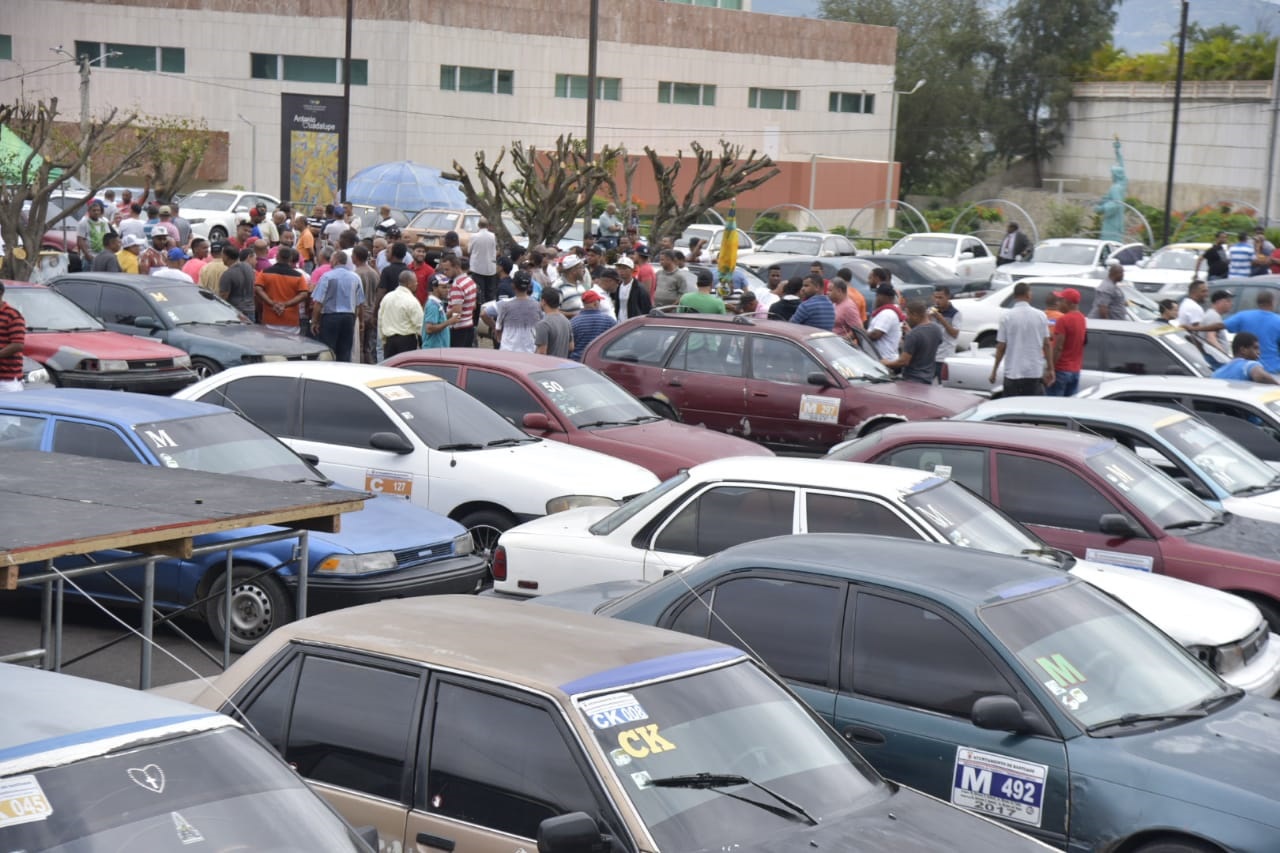 Los vehículos de concho de Santiago permanecen en el área monumental y cuyos choferes participarán en una marcha-protesta hacia la Gobernación de esa provincia.