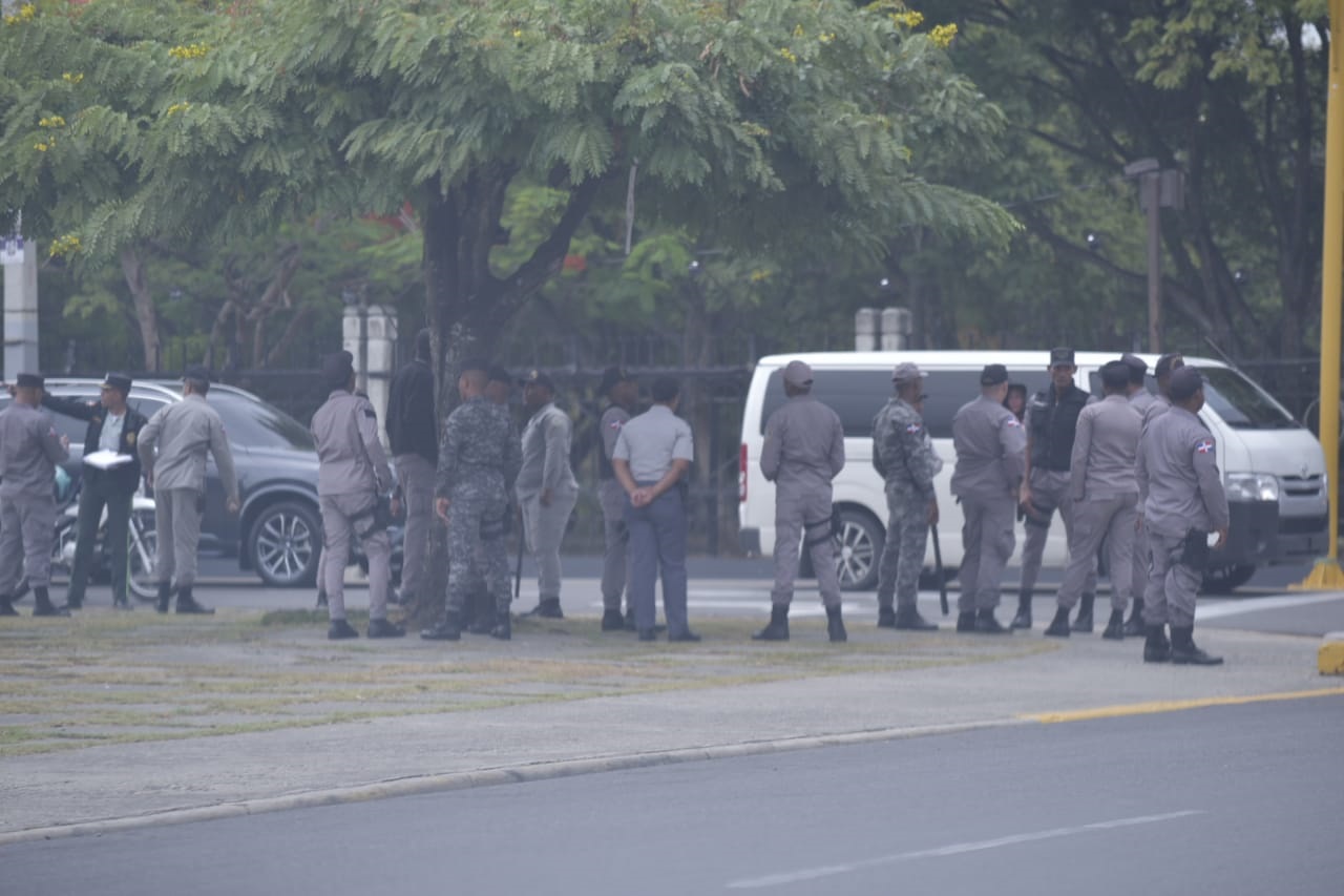Policías vigilan la marcha-protesa para evitar disturbios durante la actividad.