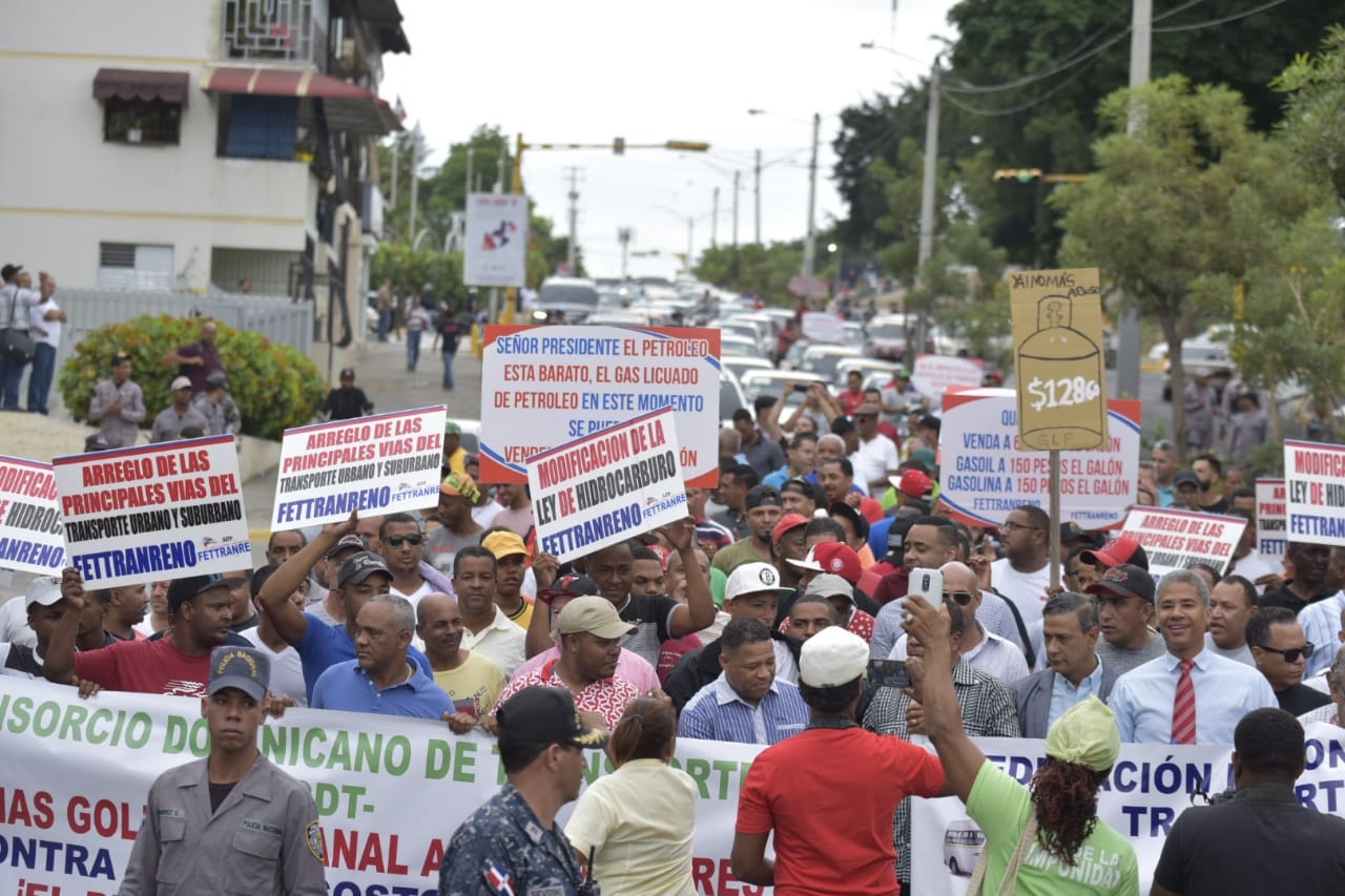 La marcha-protesta de los choferes de Santiago y que ocasionó que pasajeros tuvieran dificultades para transportarse por falta de vehículos de concho.