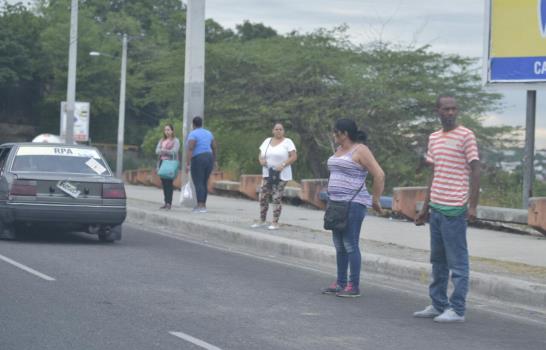Pasajeros de Santiago varados por paro en el transporte 