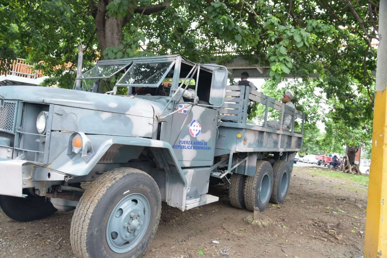 Un camión de la Fuerza Aérea Dominicana en el sector El Farolito.