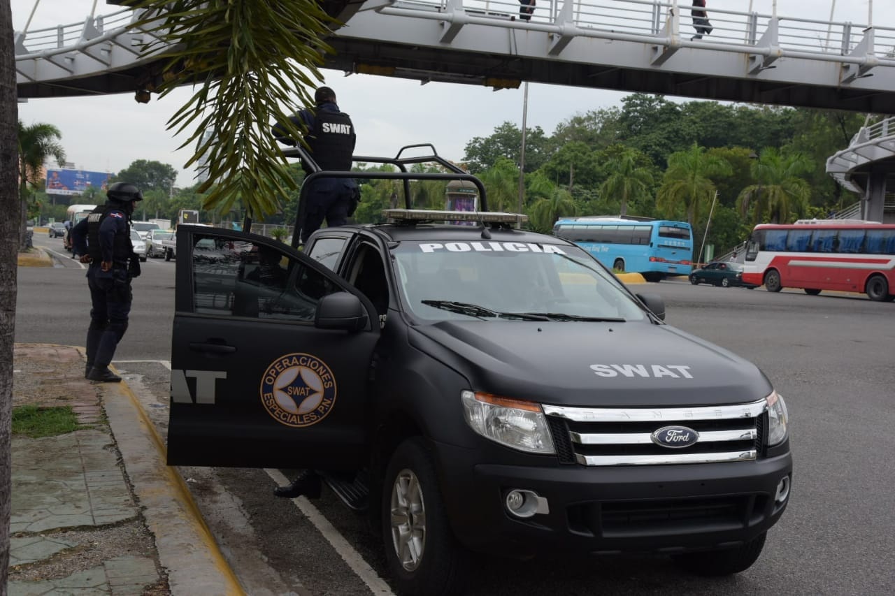 Una unidad de los Swat en la avenida y 27 de Febrero con Máximo Gómez.