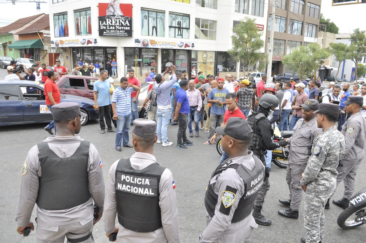 Durante la marcha de los choferes de Santiago, policías lanzaron bombas lacrimógenas para intentar dispersar a los manifestantes.