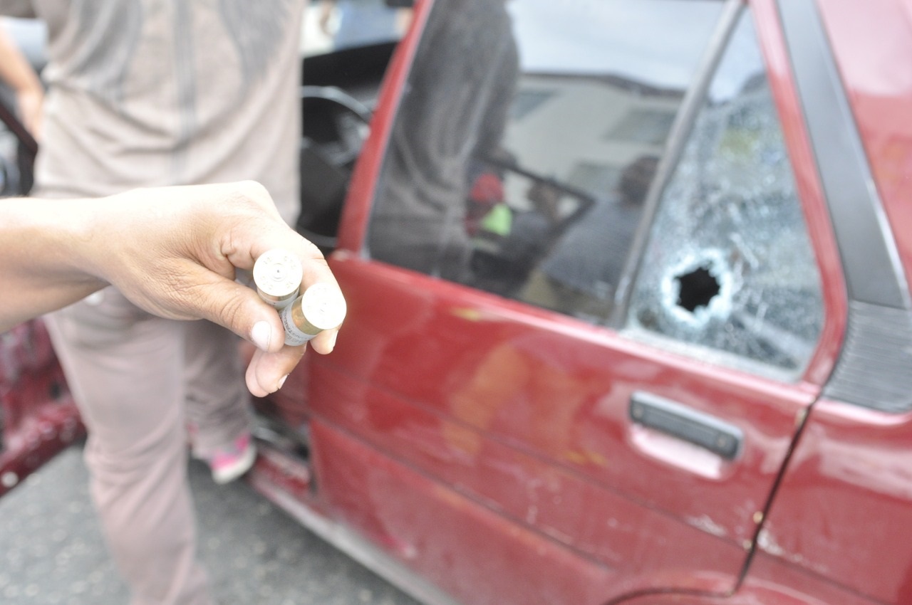 Un vehículo de los choferes con los cristales rotos durante la marcha hacia la gobernación de Santiago.