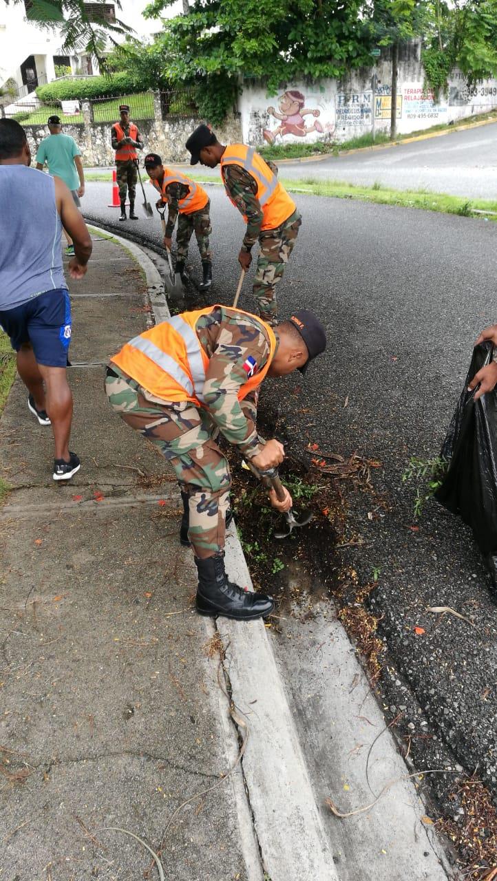 Obras Públicas interviene calles y avenidas con  la limpieza de imbornales, hidrantes y filtrantes
