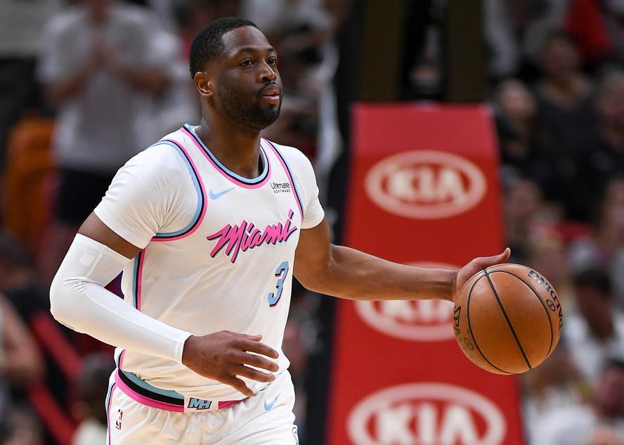 Wade anuncia que seguirá un año más en la NBA