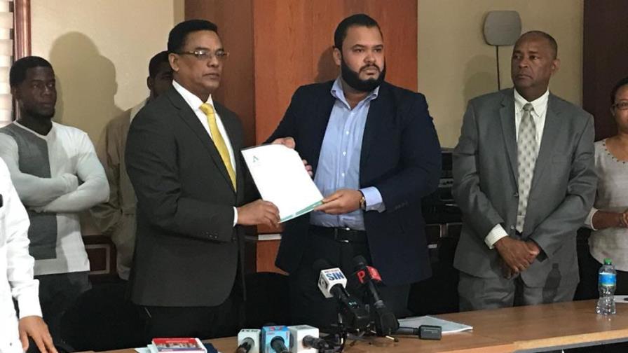 Usuarios exigen mayor fiscalización a las ARS y AFP al depositar propuesta en el Congreso