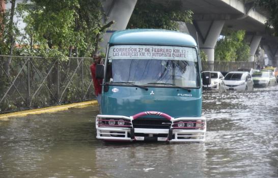 Las lluvias agravan el tránsito en el Gran Santo Domingo