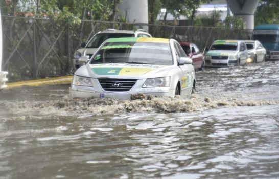 Las lluvias agravan el tránsito en el Gran Santo Domingo