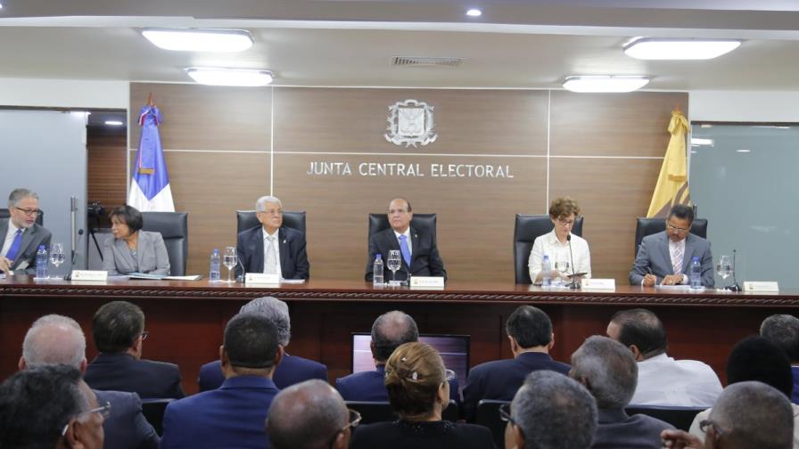 Junta Central Electoral presenta calendario electoral a partidos y sociedad civil 