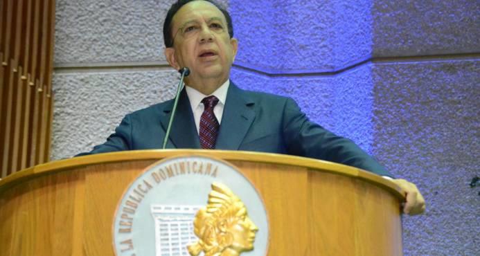 Héctor Valdez Albizu tiene 14 años siendo gobernador del Banco Central  