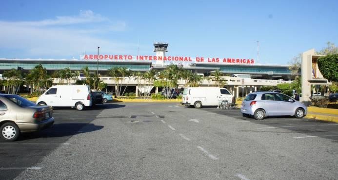 Llegan al país 81 dominicanos repatriados por EEUU tras cumplir condenas