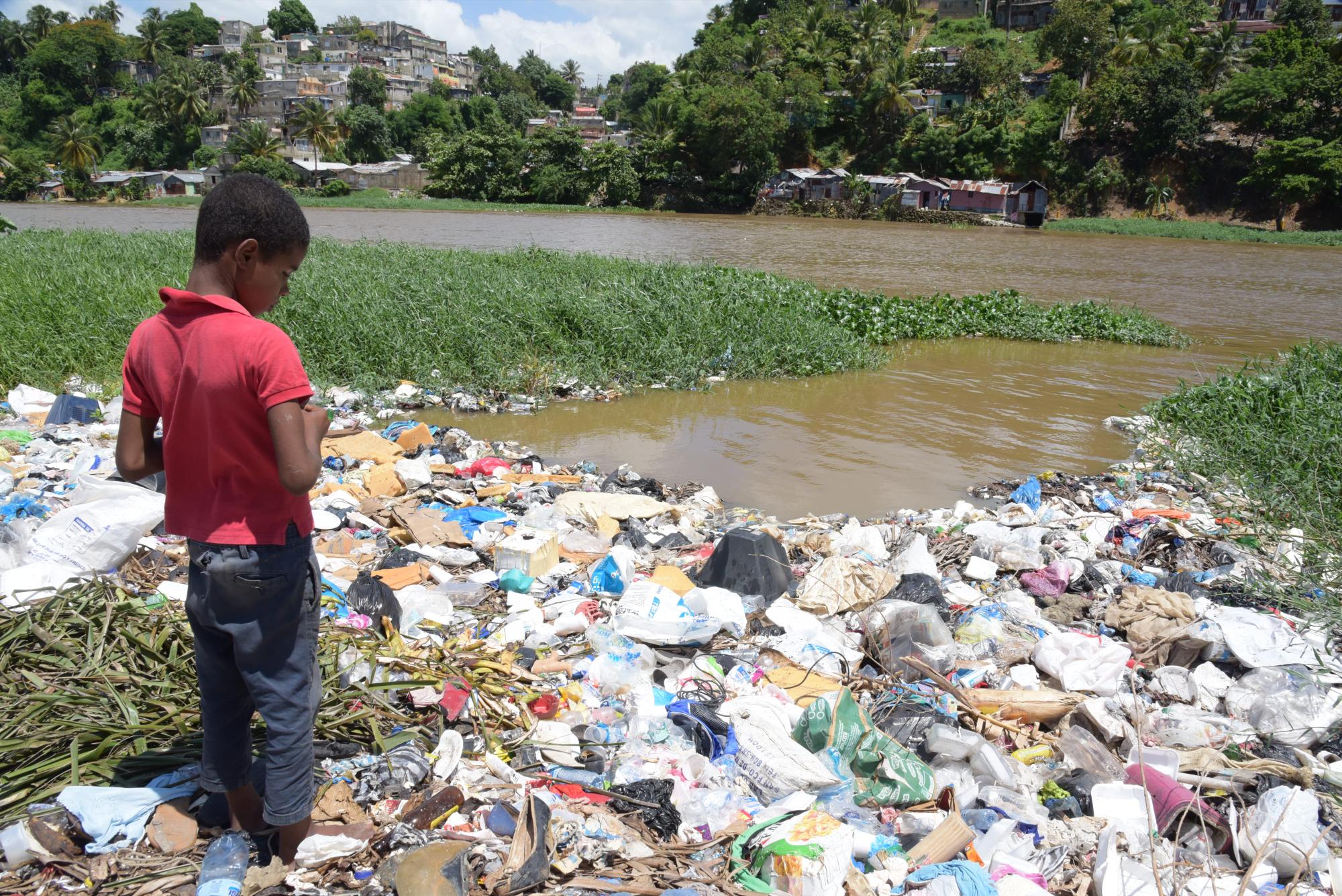 Yokeny en el basurero, encima del río Ozama( José Justo Féliz)