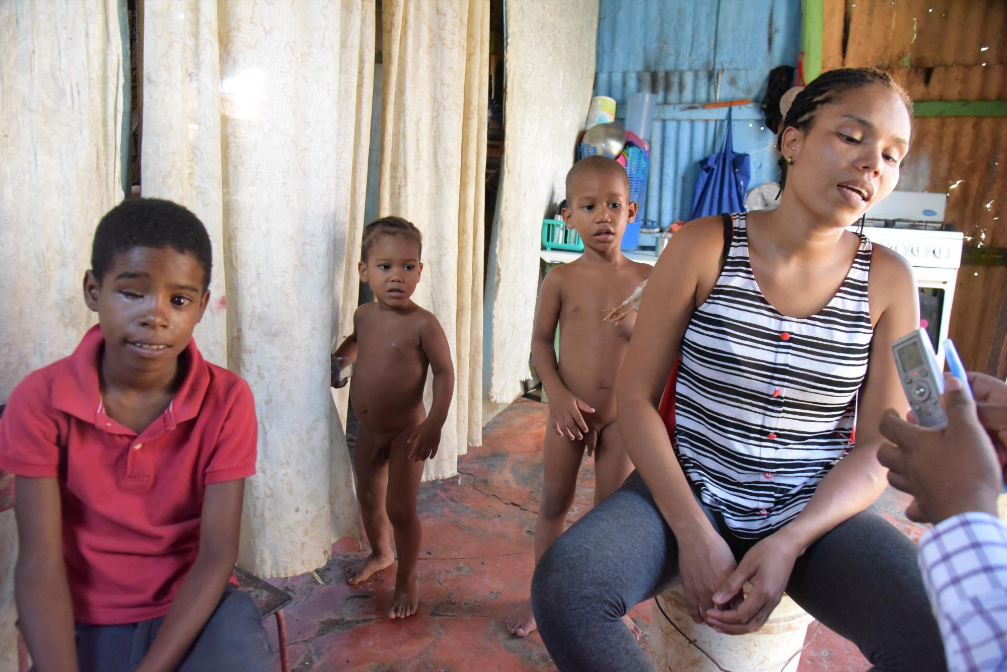 La madre explica la situación (José Justo Féliz)