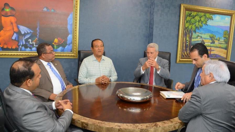 Ministro de Industria y Comercio recibe a transportistas y hablan de los combustibles