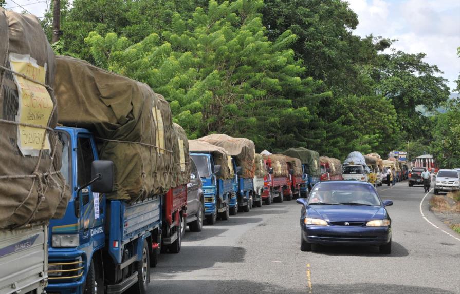 Camioneros anuncian paro en protesta  por el alza de los precios de los combustibles 