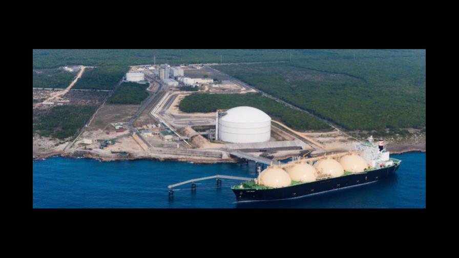 Fitch coloca a AES Andrés en observación negativa mientras se aclara incidente