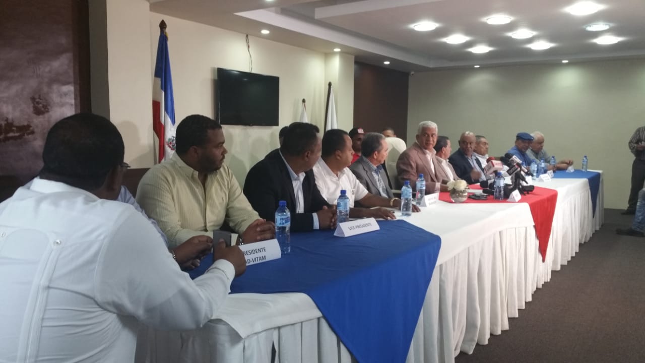 Mesa principal del encuentro con la prensa.