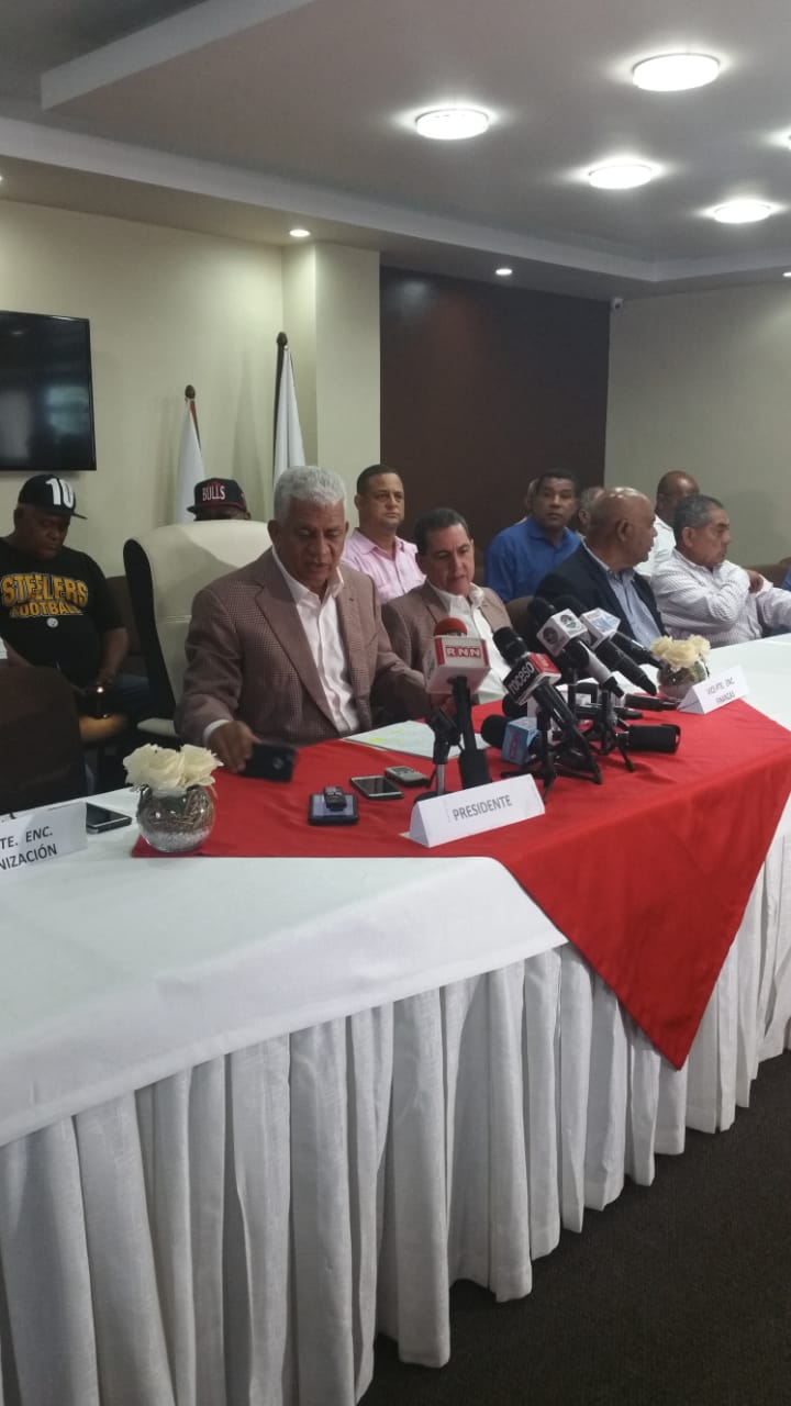 Ricardo de los Santos habla con los medios de la medida a tomar por Fenatrado.