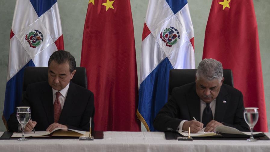Canciller chino inaugura embajada, firma memorándum y coordina viaje de Medina a su país Canciller chino inaugura embajada, firma memorándum y coordina viaje de Medina a su país