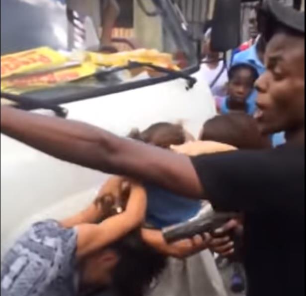 VIDEO: Policía amenazó con pistola a joven para que no impidiera que dos niñas pelearan 