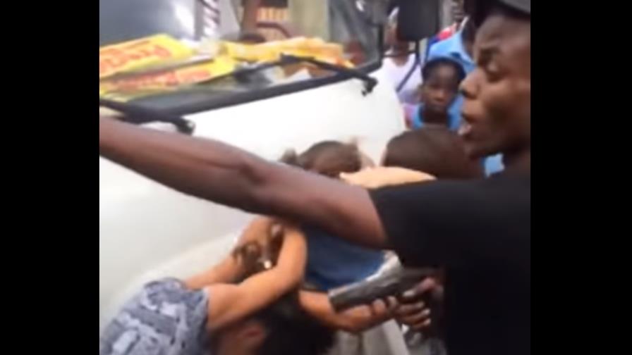 VIDEO: Policía amenazó con pistola a joven para que no impidiera que dos niñas pelearan VIDEO: Policía amenazó con pistola a joven para que no impidiera que dos niñas pelearan