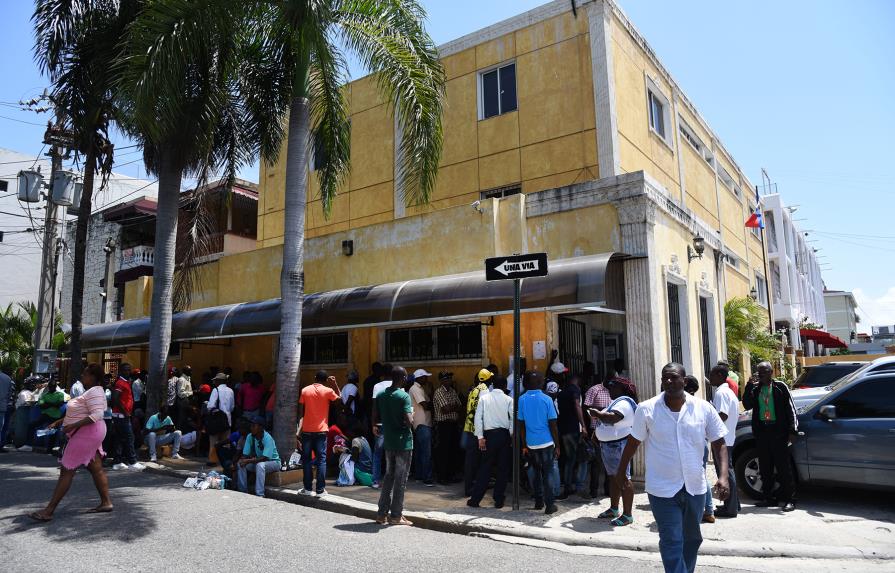 Embajada de Haití investiga denuncia de mafia para viajes a Chile