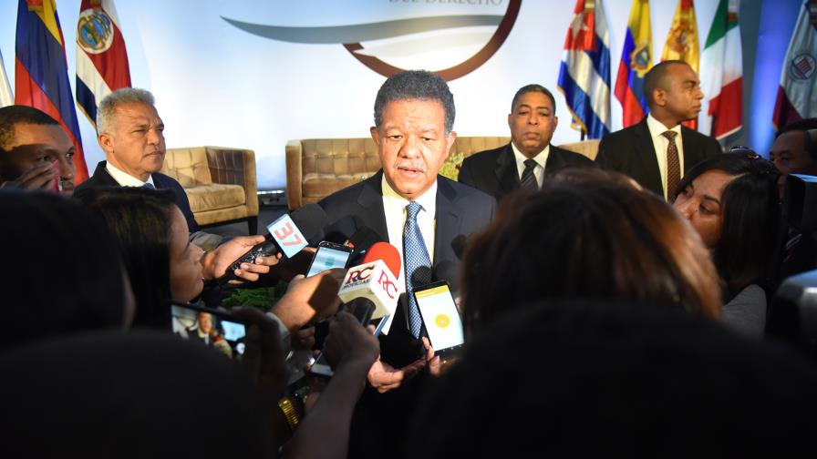 Leonel Fernández reitera Ley de Partidos debe estar sujeta a la Constitución Leonel Fernández reitera Ley de Partidos debe estar sujeta a la Constitución