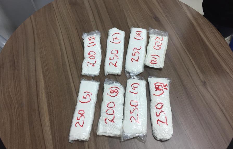 Apresan dos extranjeros que intentaron viajar con 18 láminas de cocaína 