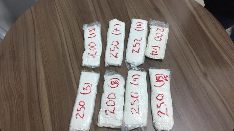 Apresan dos extranjeros que intentaron viajar con 18 láminas de cocaína Apresan dos extranjeros que intentaron viajar con 18 láminas de cocaína
