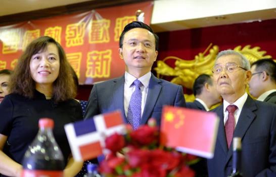 Comunidad china ofrece cena al embajador de su país
