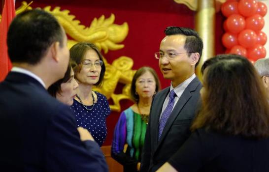 Comunidad china ofrece cena al embajador de su país