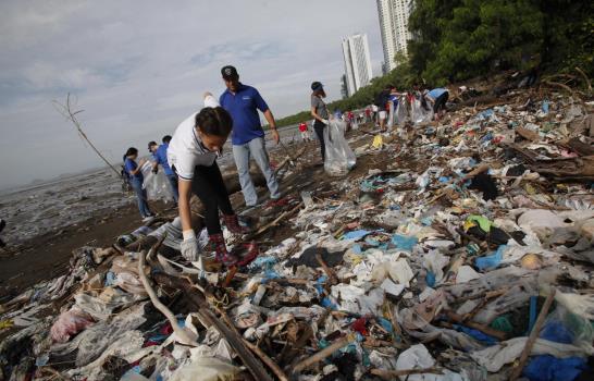 Panamá acude en masa a salvar sus playas de la basura y el plástico