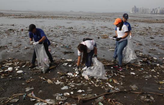 Panamá acude en masa a salvar sus playas de la basura y el plástico