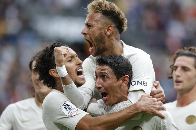 VIDEO: Neymar regala camiseta a niño en victoria de PSG ante Rennes